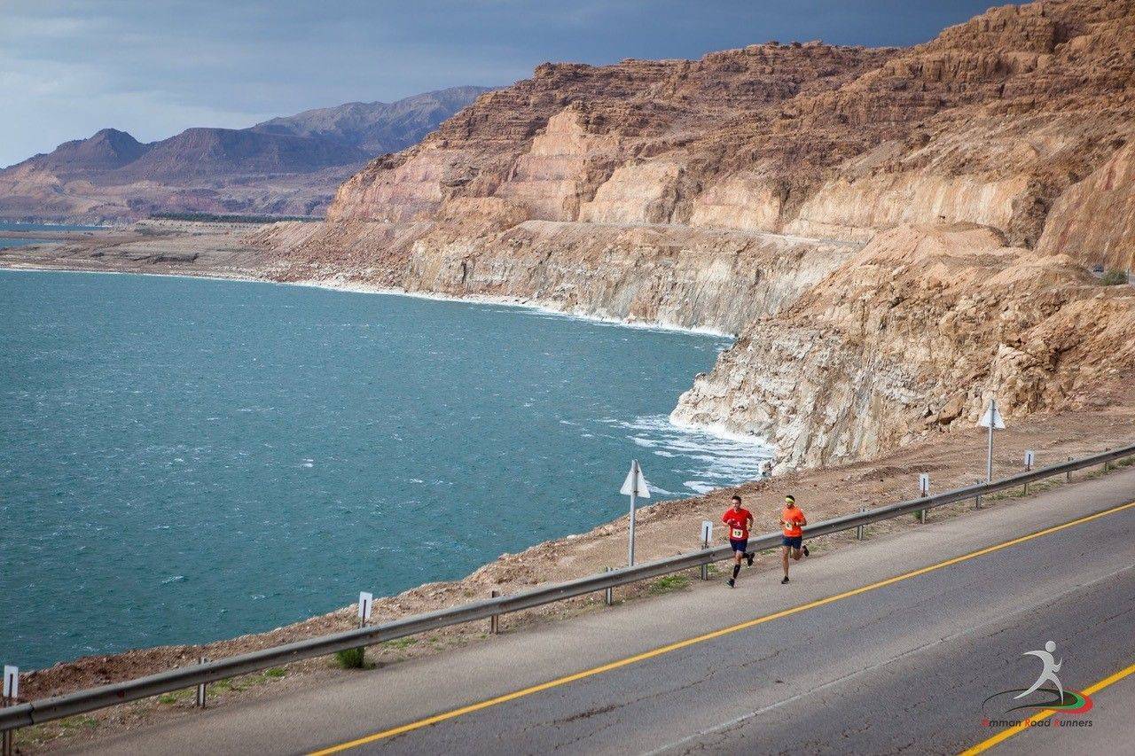 عداءو عمان يستعدون للسباق الأطول من البحر الميت الى البحرالأحمر 