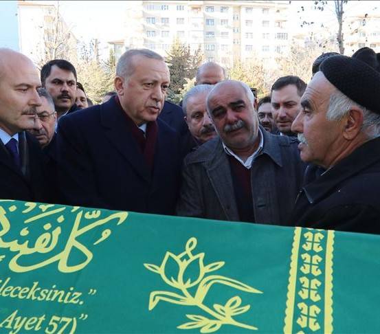 أردوغان يشارك بتشييع اثنين من ضحايا الزلزال الأليم الذي ضرب البلاد 