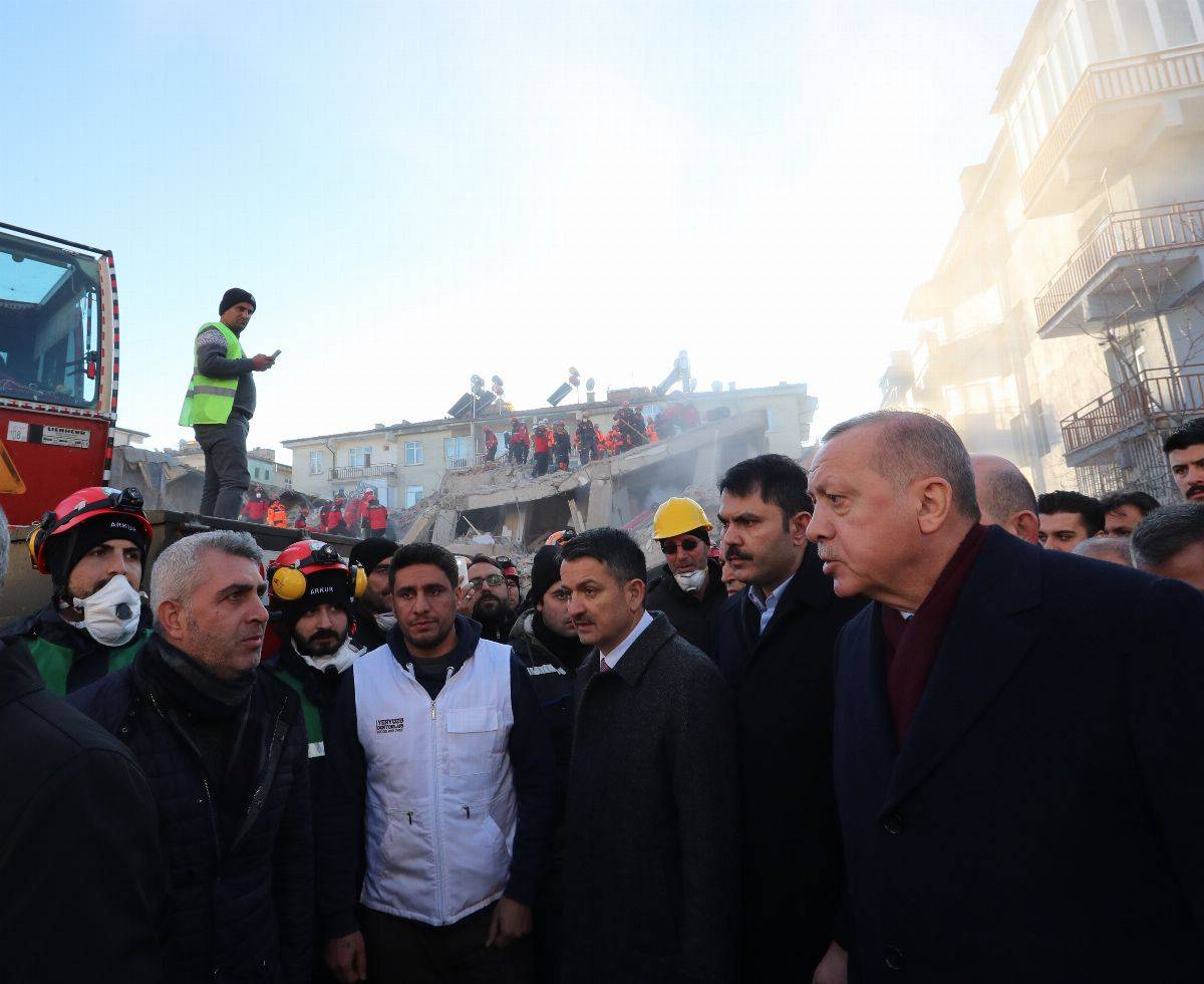 أردوغان يشارك بتشييع اثنين من ضحايا الزلزال الأليم الذي ضرب البلاد 