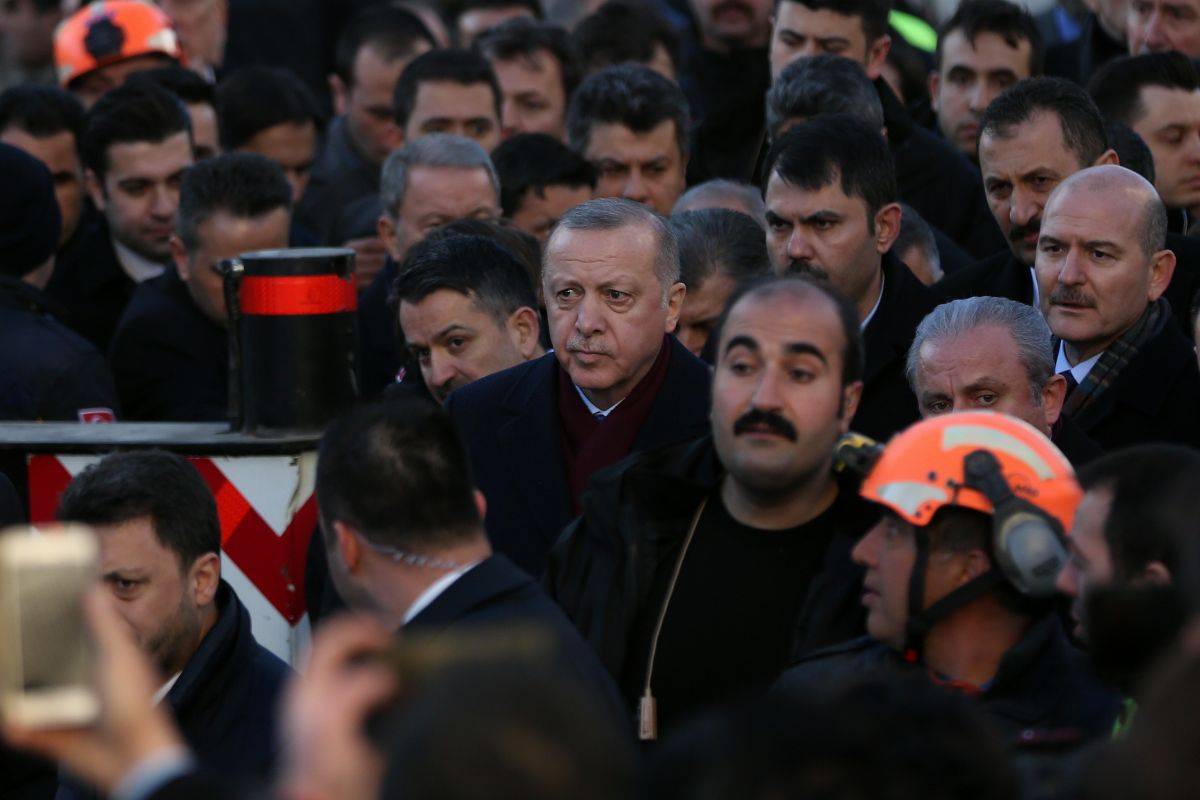 أردوغان يشارك بتشييع اثنين من ضحايا الزلزال الأليم الذي ضرب البلاد 