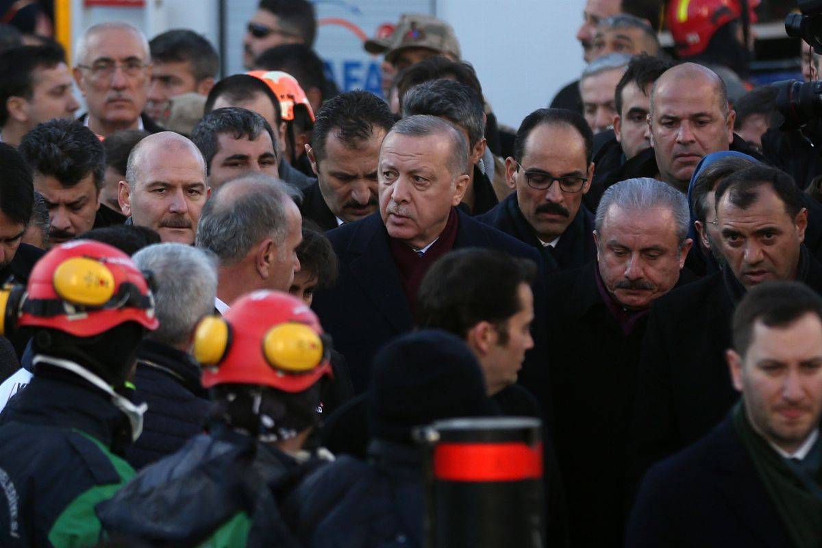 أردوغان يشارك بتشييع اثنين من ضحايا الزلزال الأليم الذي ضرب البلاد 