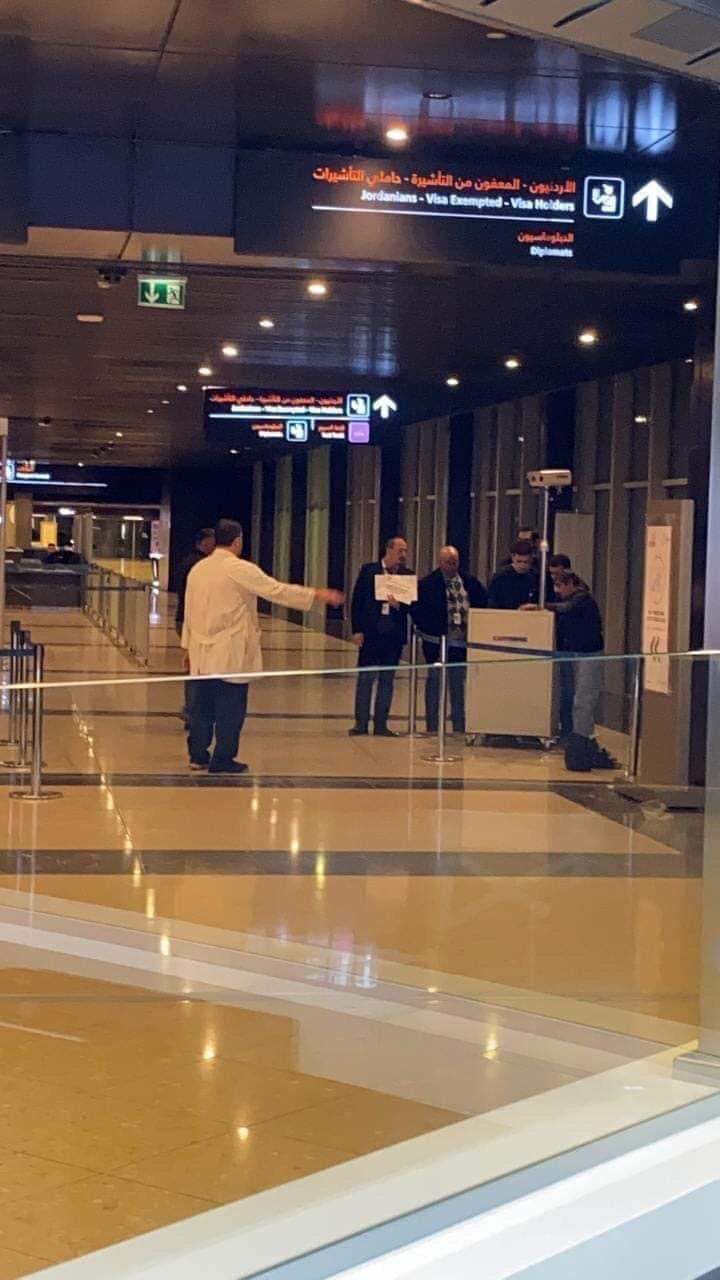 الصحة تقوم بتركيب جهاز الكشف الحراري داخل مطار الملكة علياء .. صور 