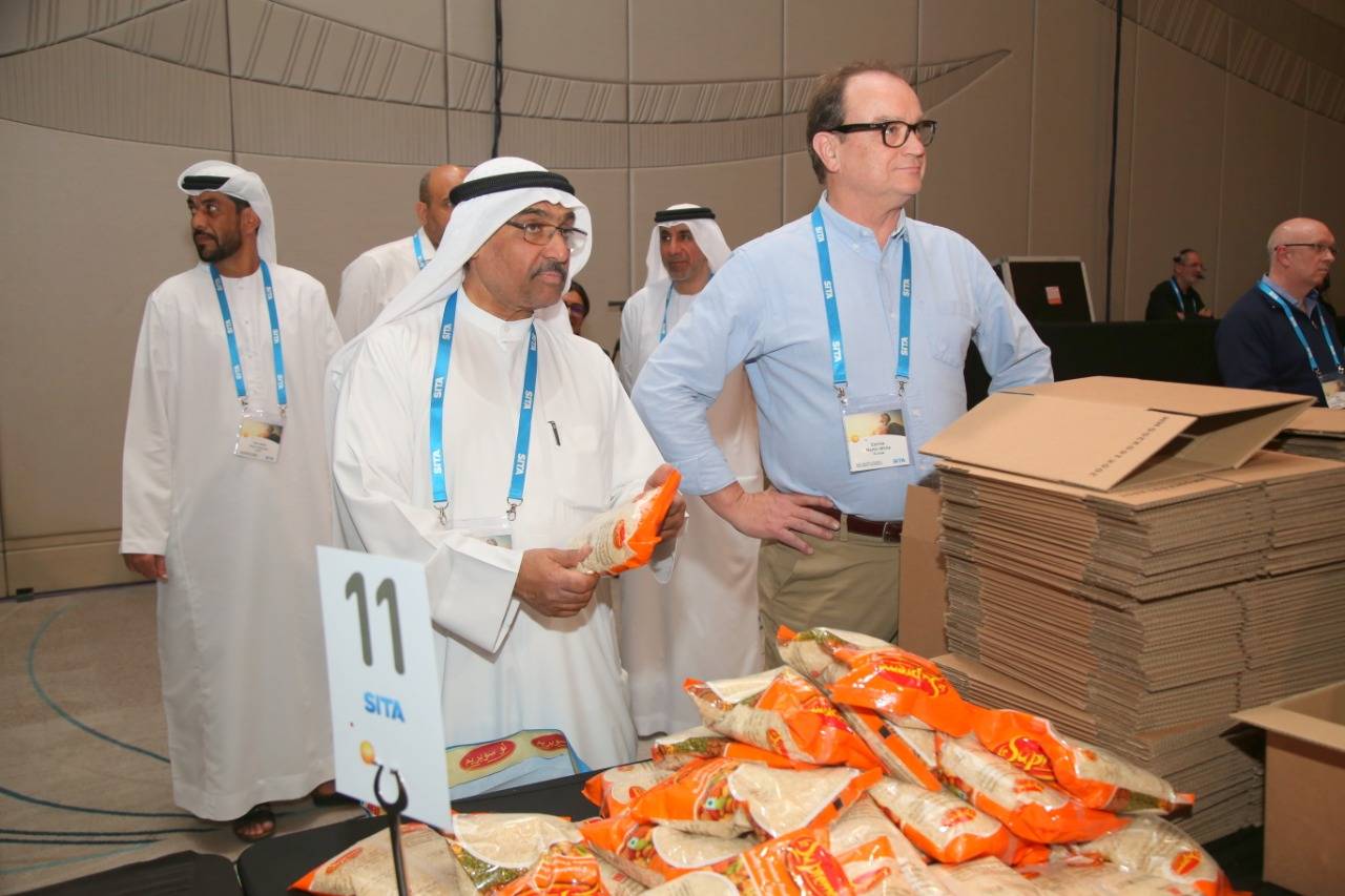 مكتب الھلال الأحمر الإماراتي یرعى مبادرة لتجھیز 3440 طرداً غذائیاً في دبي