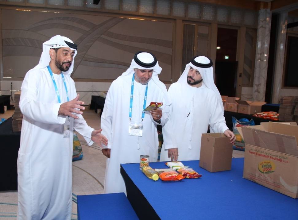 مكتب الھلال الأحمر الإماراتي یرعى مبادرة لتجھیز 3440 طرداً غذائیاً في دبي
