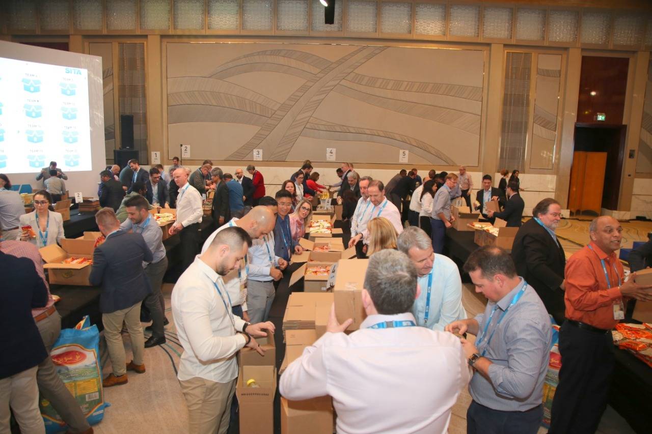 مكتب الھلال الأحمر الإماراتي یرعى مبادرة لتجھیز 3440 طرداً غذائیاً في دبي