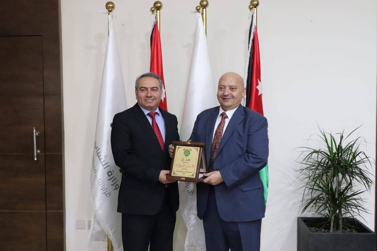 وزير الشباب البريزات يلتقي نادي حماده لبحث أوجه التعاون