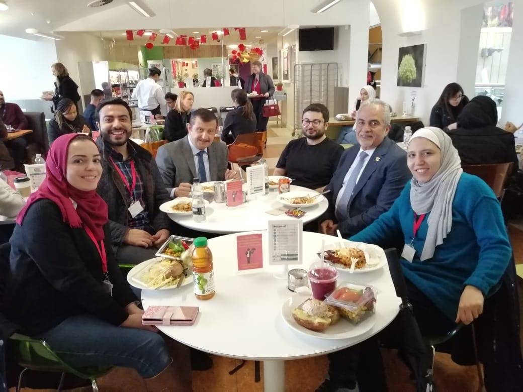 لقاء مع المبتعثين للدكتوراة .. وتوقيع اتفاقية برنامج ماجستير مشترك بين جامعتي عمان الأهلية وبرادفورد