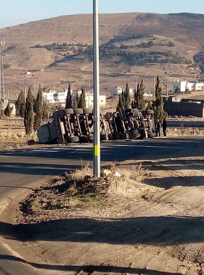 انقلاب صهريج اسمنت في منطقة الرشادية بمحافظة الطفيلة .. صور