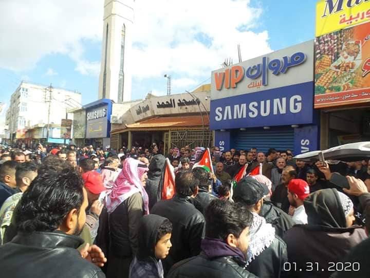 عشائر الحي الشرقي في مادبا تنظم وقفة تأييد لمواقف الملك الرافضة لصفقة القرن . 