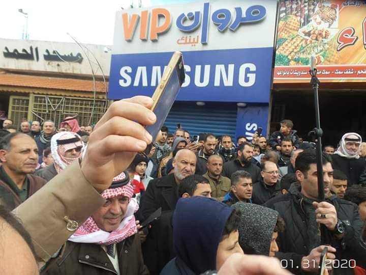 عشائر الحي الشرقي في مادبا تنظم وقفة تأييد لمواقف الملك الرافضة لصفقة القرن . 