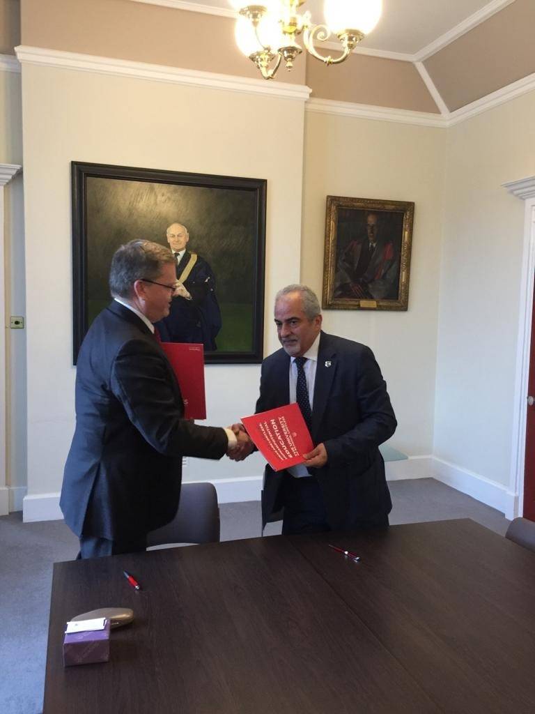 جامعة عمان الأهلية تبرم اتفاقية شراكة إستراتيجية مع جامعة ريدينج البريطانية