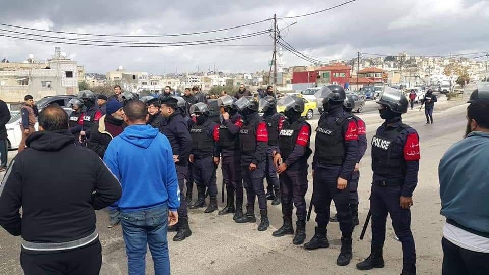 احتجاجات وإغلاق للطرق في مدينة اربد على إثر انتحار شاب صادرت البلدية بضاعته