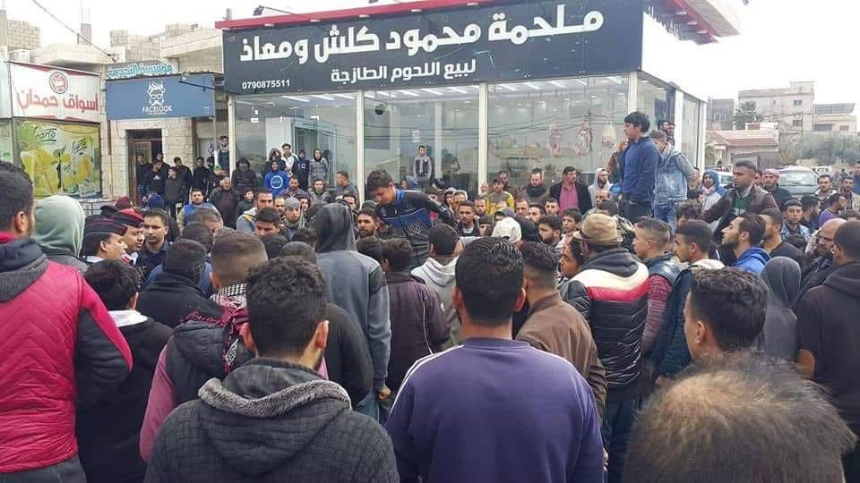 احتجاجات وإغلاق للطرق في مدينة اربد على إثر انتحار شاب صادرت البلدية بضاعته