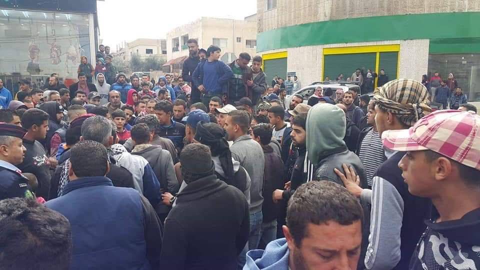 احتجاجات وإغلاق للطرق في مدينة اربد على إثر انتحار شاب صادرت البلدية بضاعته