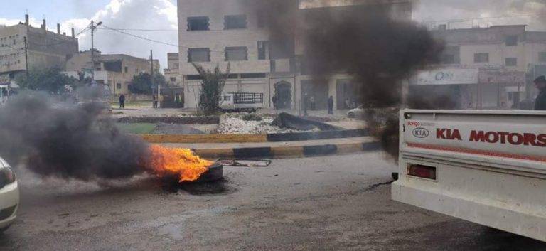 احتجاجات وإغلاق للطرق في مدينة اربد على إثر انتحار شاب صادرت البلدية بضاعته