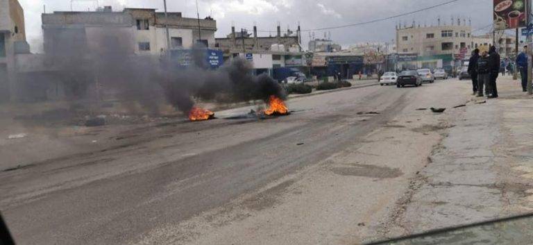 احتجاجات وإغلاق للطرق في مدينة اربد على إثر انتحار شاب صادرت البلدية بضاعته