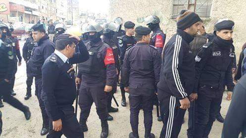 وسط الاحتجاجات .. إخلاء مبنى بلدية اربد على إثر تهديدات بمداهمة البلدية بعد انتحار شاب عشريني