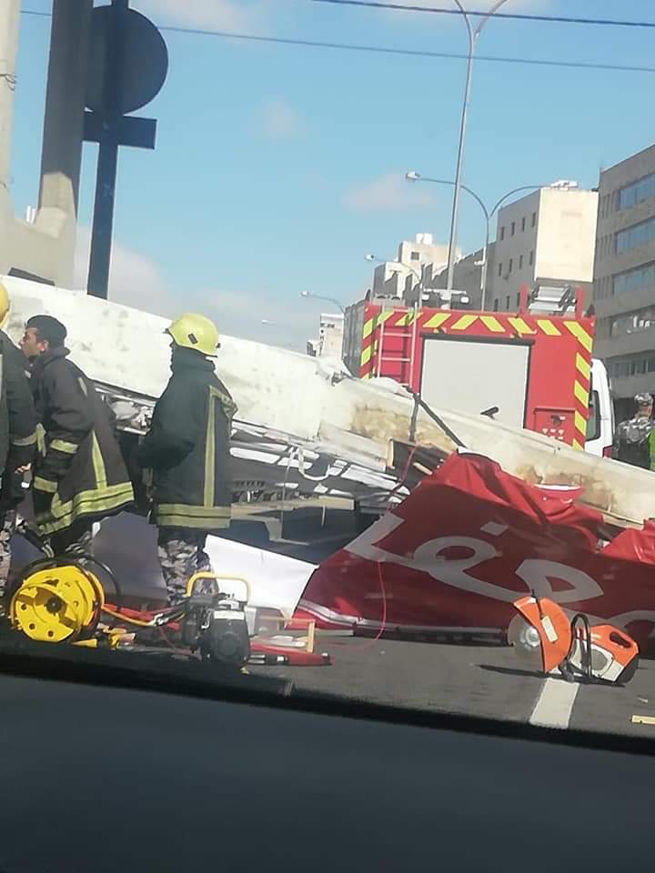 انهيار جزء من جسر المشاه في شارع المدينة المنورة