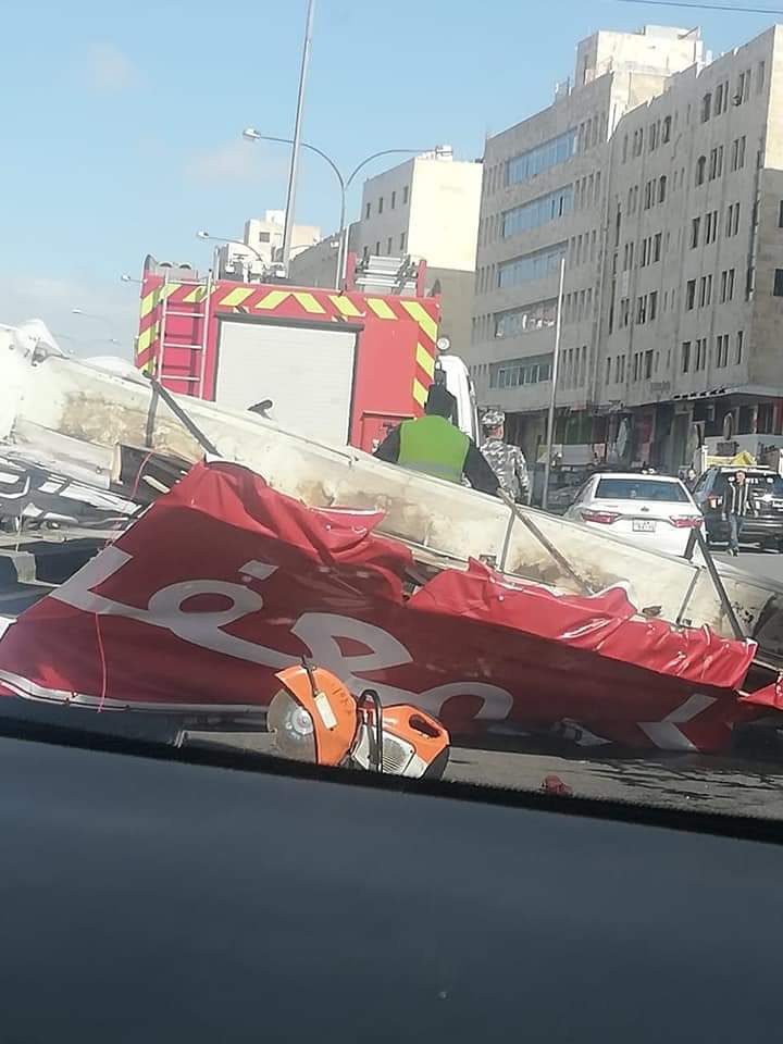  انهيار جزء من جسر المشاه في شارع المدينة المنورة