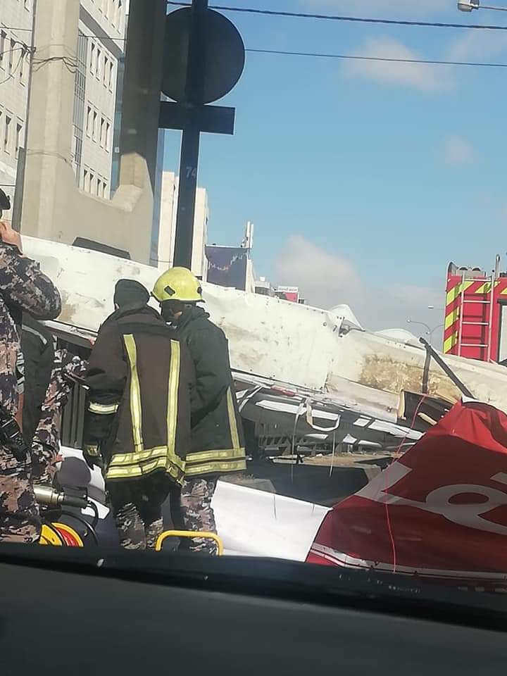  انهيار جزء من جسر المشاه في شارع المدينة المنورة