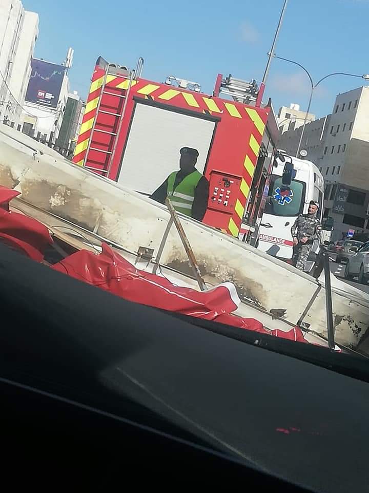  انهيار جزء من جسر المشاه في شارع المدينة المنورة