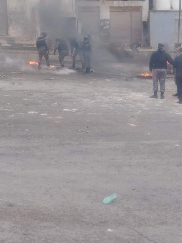 تجدد اعمال الشغب في محيط المجمع الشمالي بمحافظة اربد على خلفية انتحار شاب أمس 