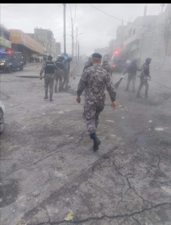 تجدد اعمال الشغب في محيط المجمع الشمالي بمحافظة اربد على خلفية انتحار شاب أمس 