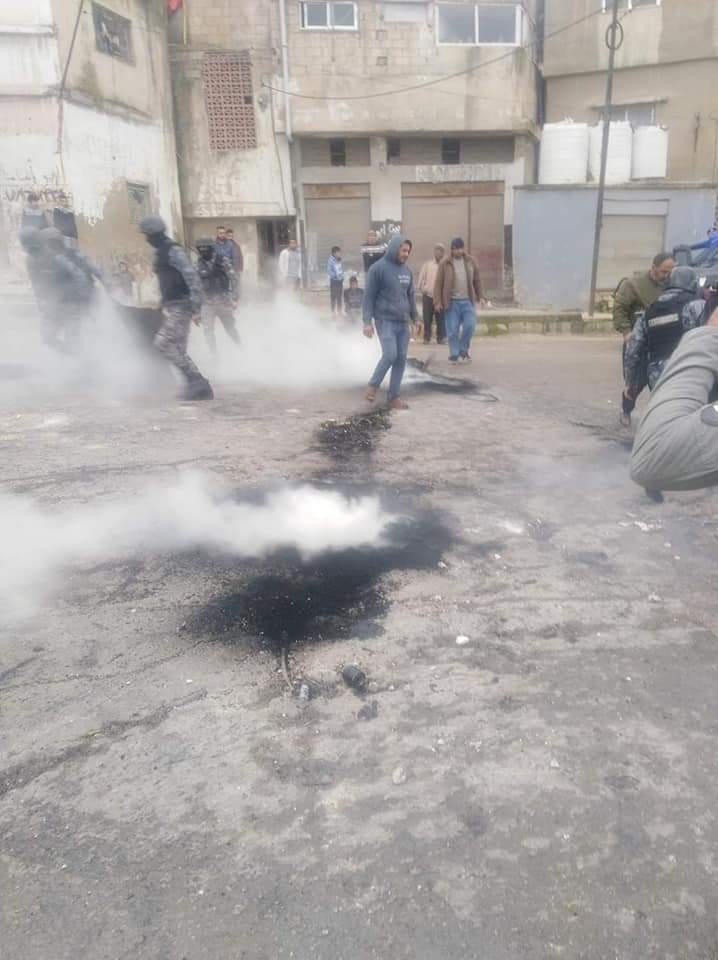 تجدد اعمال الشغب في محيط المجمع الشمالي بمحافظة اربد على خلفية انتحار شاب أمس 