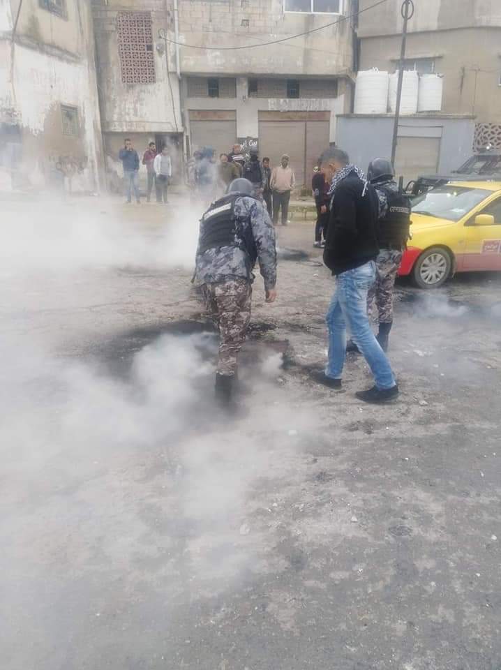 تجدد اعمال الشغب في محيط المجمع الشمالي بمحافظة اربد على خلفية انتحار شاب أمس 