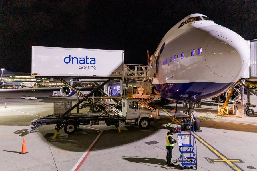 شركة دناتا تباشر تموين الطائرات في مطار فانكوفر بكندا