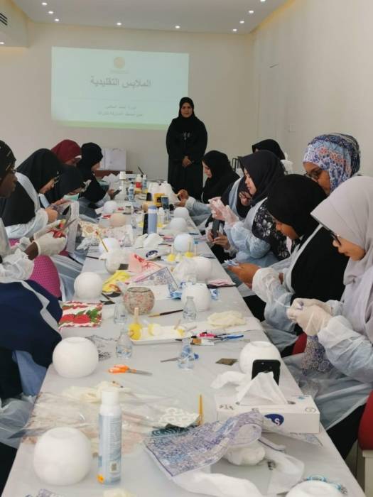 طالبات الجامعة القاسمية يتعرفن على التراث الاماراتي