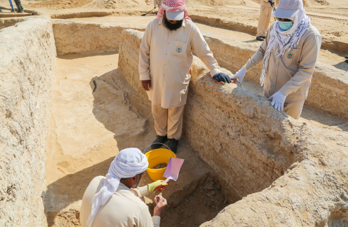 تحت إشراف ھیئة الشارقة للآثار البعثة الأثریة الإسبانیة تواصل أعمال التنقیب في موقع الثقیبة  بالمنطقة الوسطى