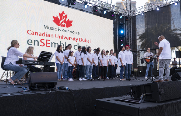 خلال مھرجان دبي للتسوق .. فرقة دبي EnSEmble بالجامعة الكندیة دبي تتألق في «ماركت أو تي بي»