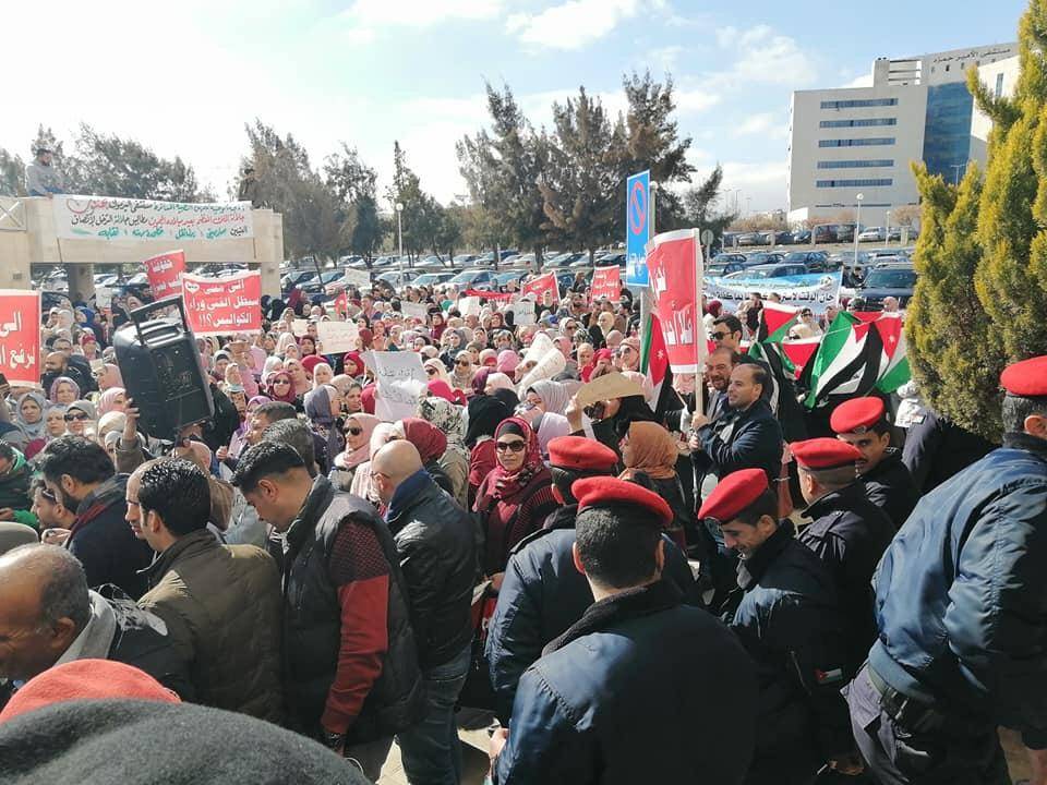 المهن الطبية المساندة تنفذ وقفة احتجاجية أمام وزارة الصحة وتهدد بالتصعيد .. فيديو 