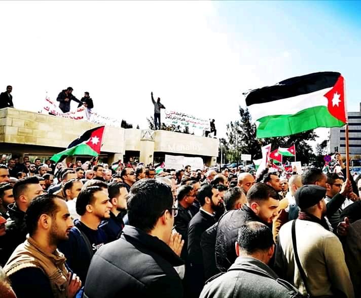 المهن الطبية المساندة تنفذ وقفة احتجاجية أمام وزارة الصحة وتهدد بالتصعيد .. فيديو 