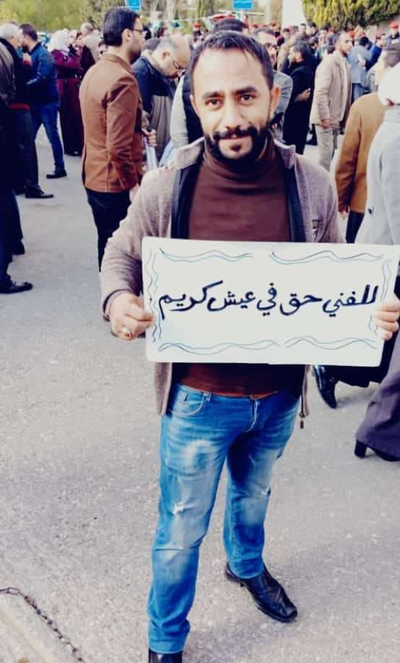 المهن الطبية المساندة تنفذ وقفة احتجاجية أمام وزارة الصحة وتهدد بالتصعيد .. فيديو 