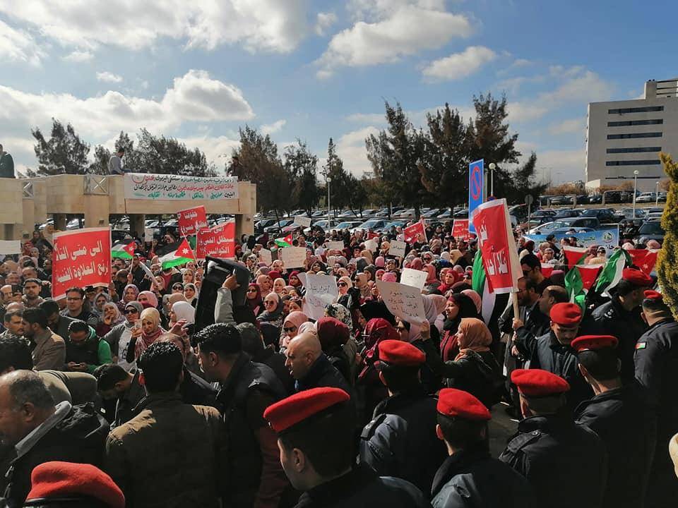 المهن الطبية المساندة تنفذ وقفة احتجاجية أمام وزارة الصحة وتهدد بالتصعيد .. فيديو 