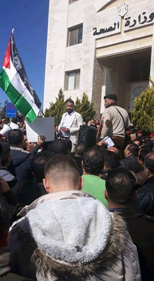 المهن الطبية المساندة تنفذ وقفة احتجاجية أمام وزارة الصحة وتهدد بالتصعيد .. فيديو 