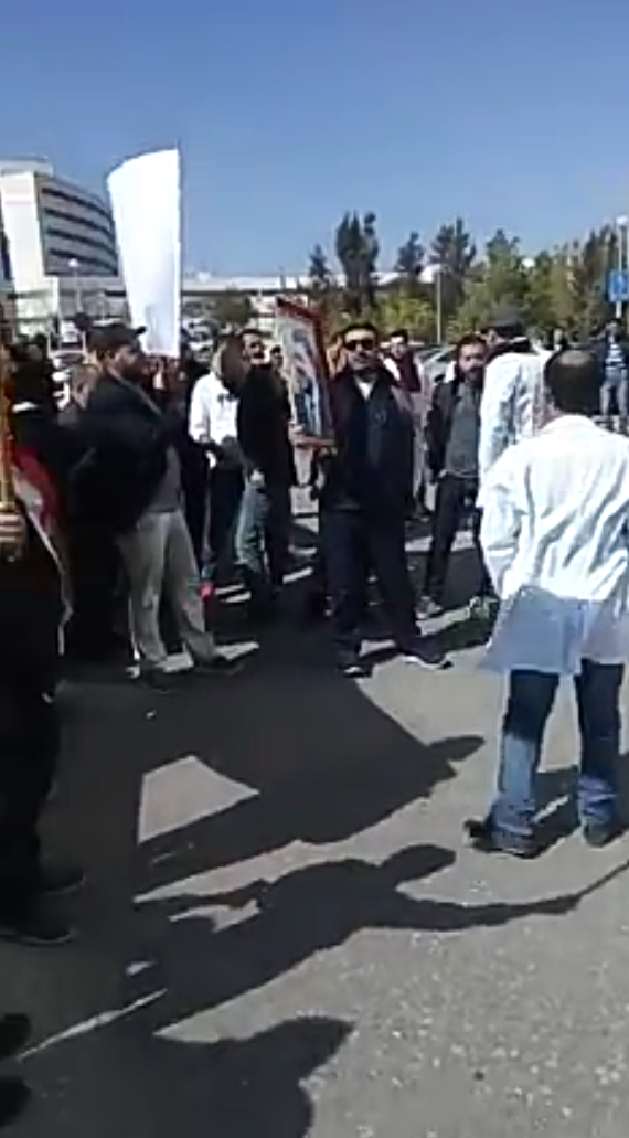 التمريض المشارك والمساعد وعامل التمريض يعتصمون أمام وزارة الصحة .. فيديو 