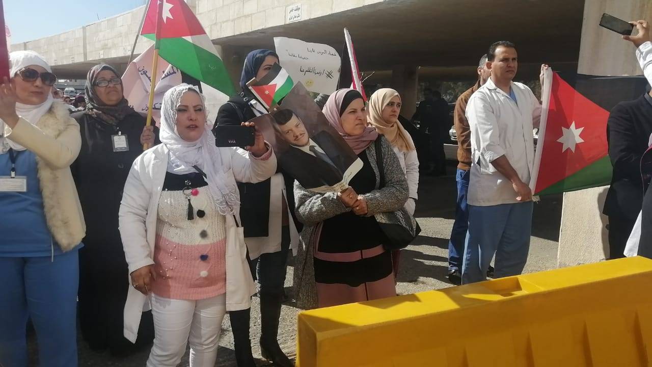 التمريض المشارك والمساعد وعامل التمريض يعتصمون أمام وزارة الصحة .. فيديو 