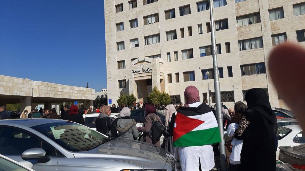 التمريض المشارك والمساعد وعامل التمريض يعتصمون أمام وزارة الصحة .. فيديو 