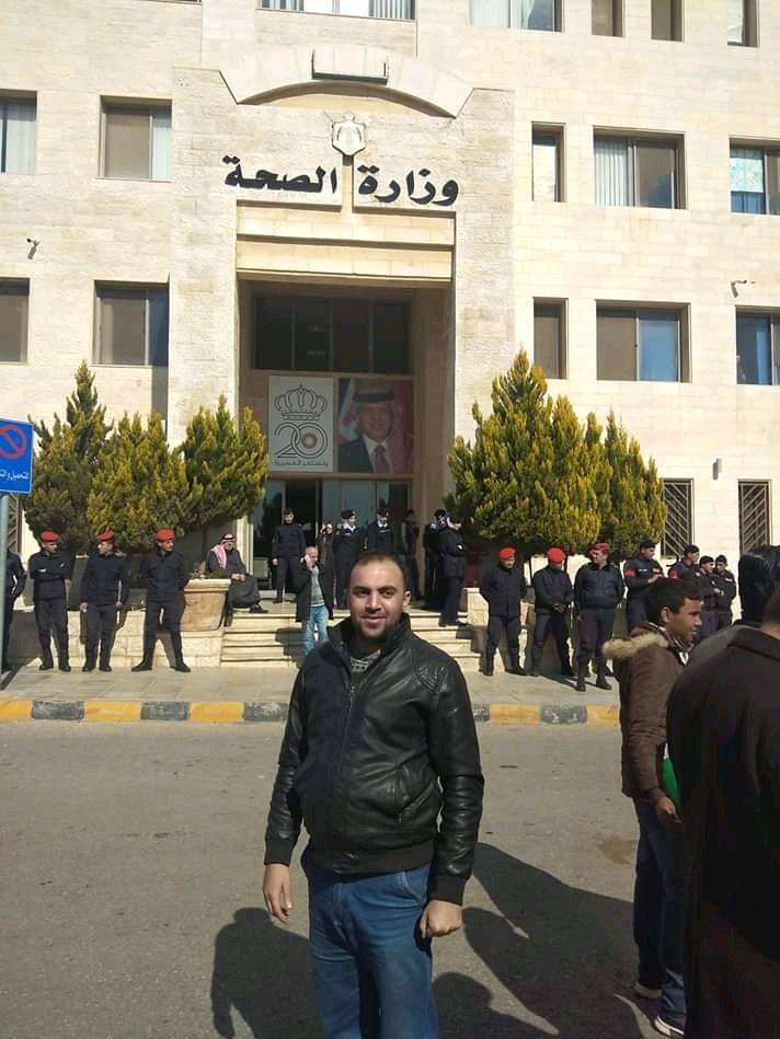 التمريض المشارك والمساعد وعامل التمريض يعتصمون أمام وزارة الصحة .. فيديو 