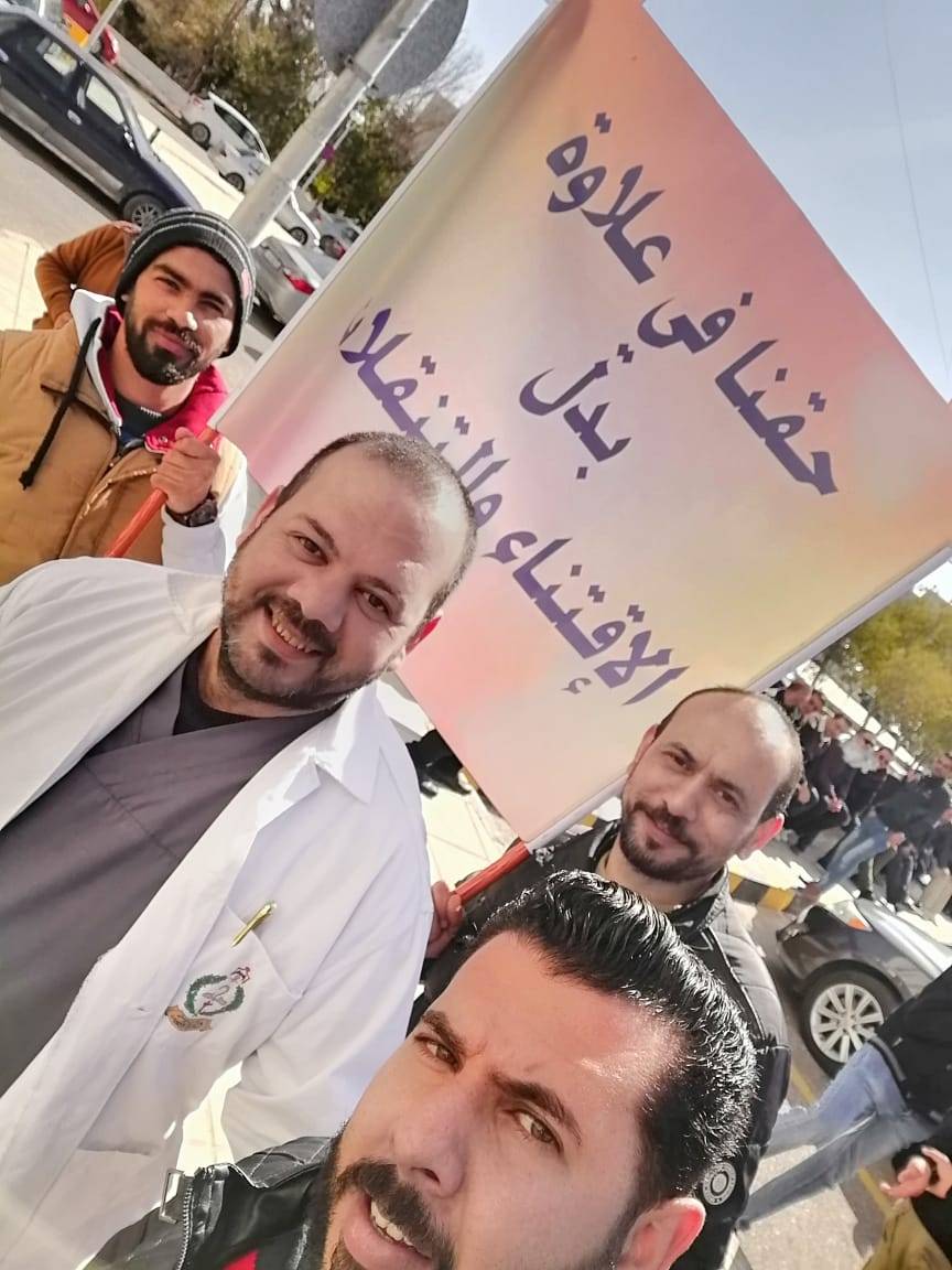 التمريض المشارك والمساعد وعامل التمريض يعتصمون أمام وزارة الصحة .. فيديو 