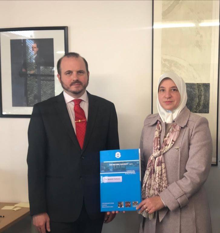 مركز اللغات في جامعة فیلادلفیا یزور السفارة الإسبانیة
