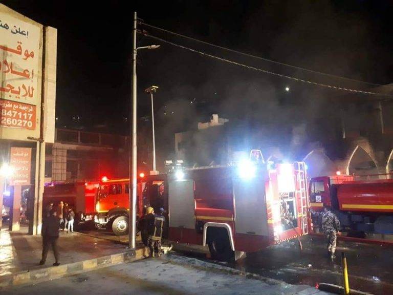 منطقة وسط البلد تشهد حريق كبير في عدد من المحلات التجارية فجر اليوم 