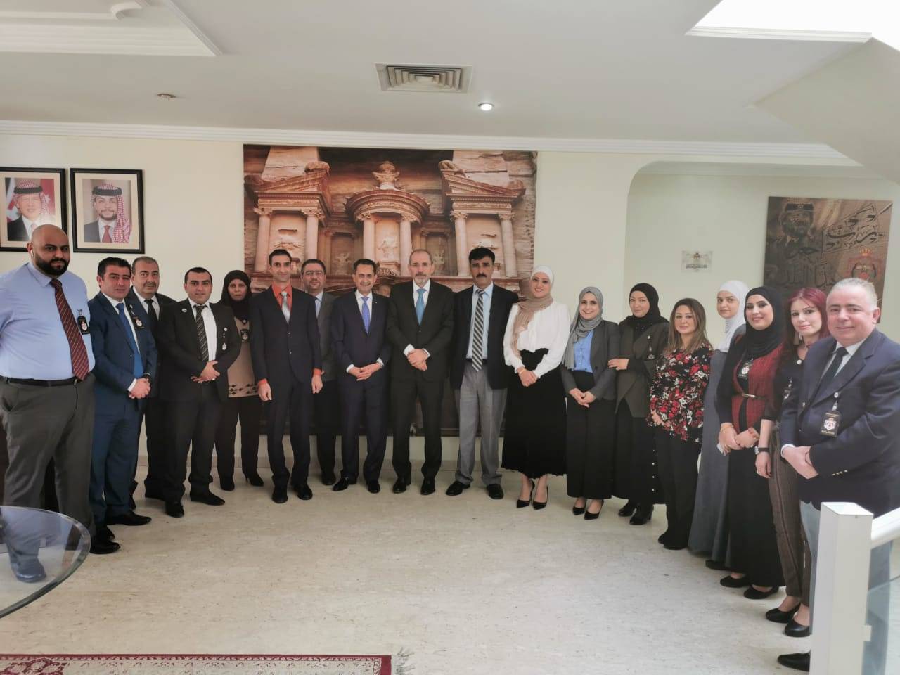 وزير الخارجية يلتقي مواطنين أردنيين والمراجعين للسفارة الأردنية في الكويت 