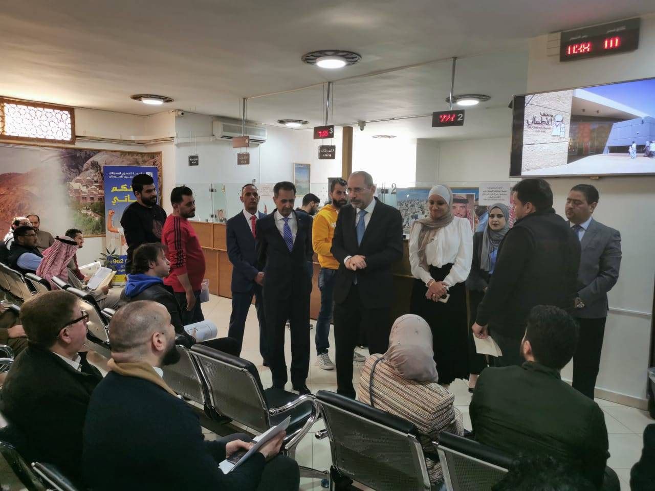 وزير الخارجية يلتقي مواطنين أردنيين والمراجعين للسفارة الأردنية في الكويت 