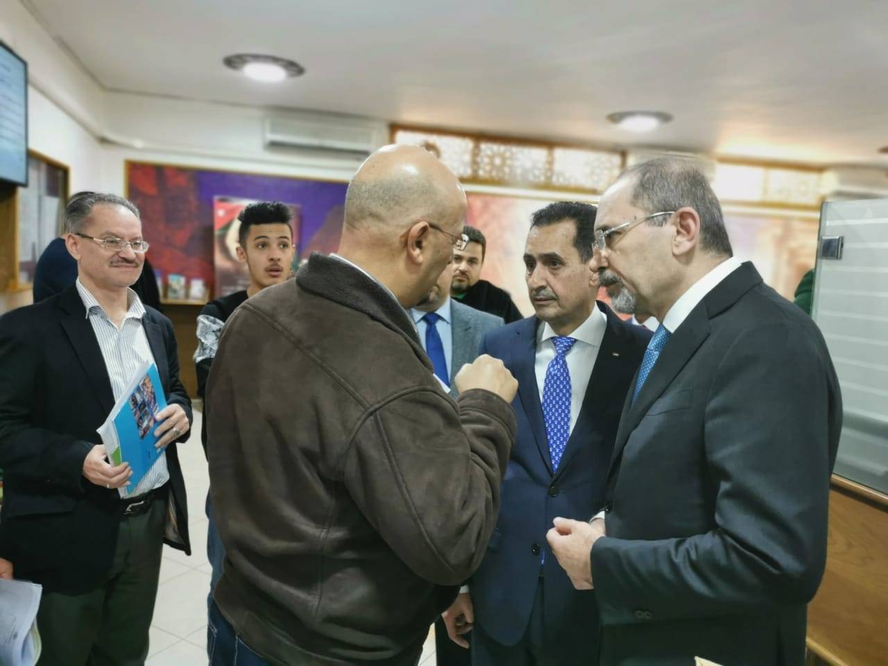 وزير الخارجية يلتقي مواطنين أردنيين والمراجعين للسفارة الأردنية في الكويت 