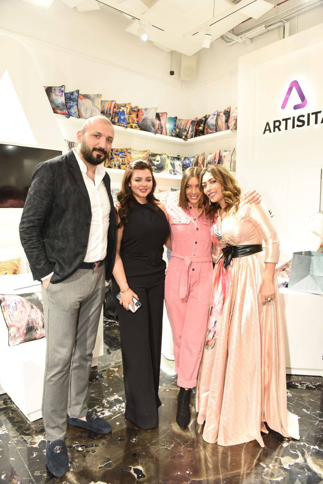 بالصور :افتتاح غاليري ارتيسيتا للفنانة التشكيلية لمياء منهل في دبي