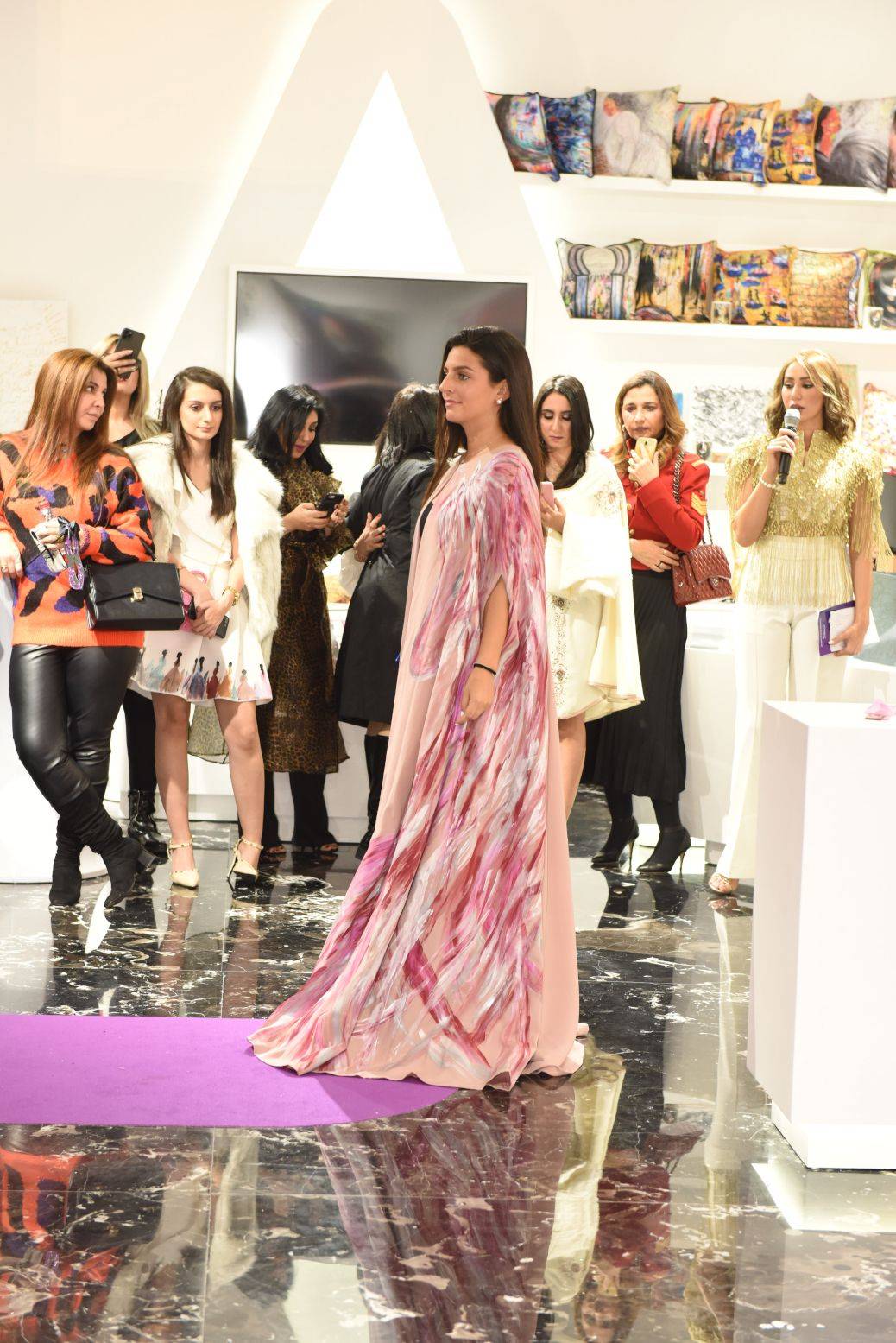 بالصور :افتتاح غاليري ارتيسيتا للفنانة التشكيلية لمياء منهل في دبي